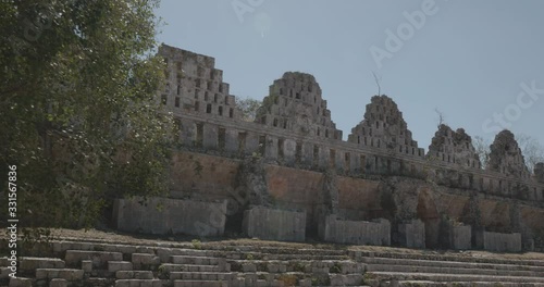 camara avanza hacia adelante, con arbol enfrente y sus hojas y luego un travelling. Ciudad de uxmal