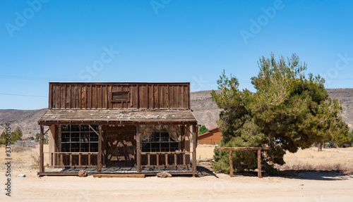 Fotografie Old wild west cowboy  building near joshua tree in southern california