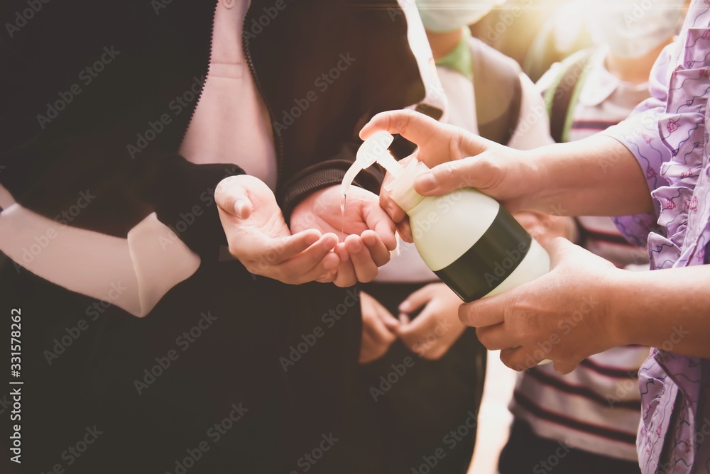 Fototapeta premium Washing hands with alcohol gel Prevention of covid-19 flu infection in schools The concept good for health care students and stop Coronavirus 