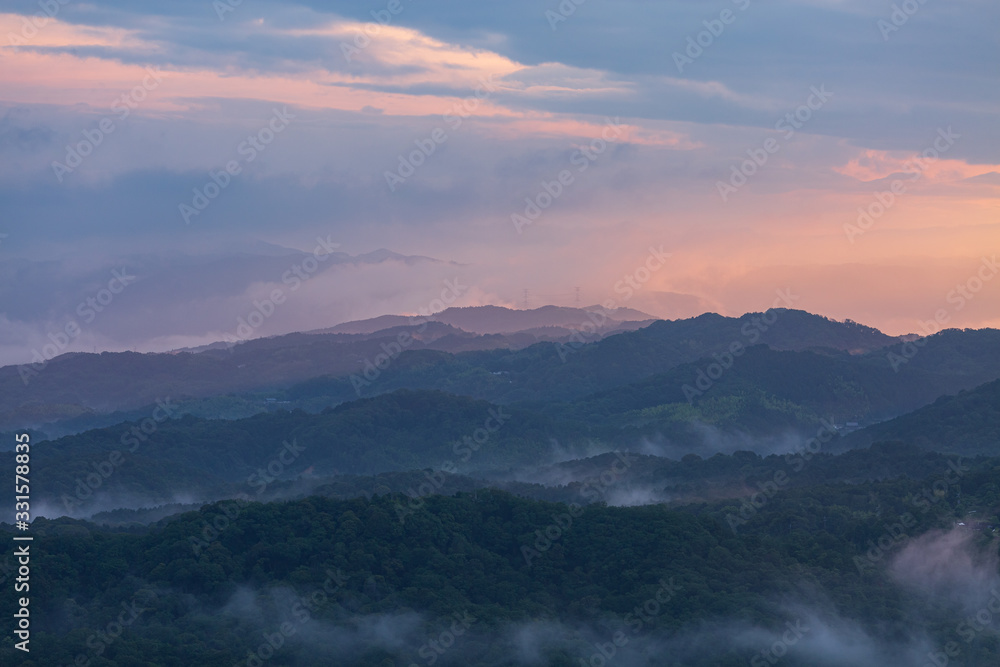 Fototapeta premium 朝霧と朝焼けの風景