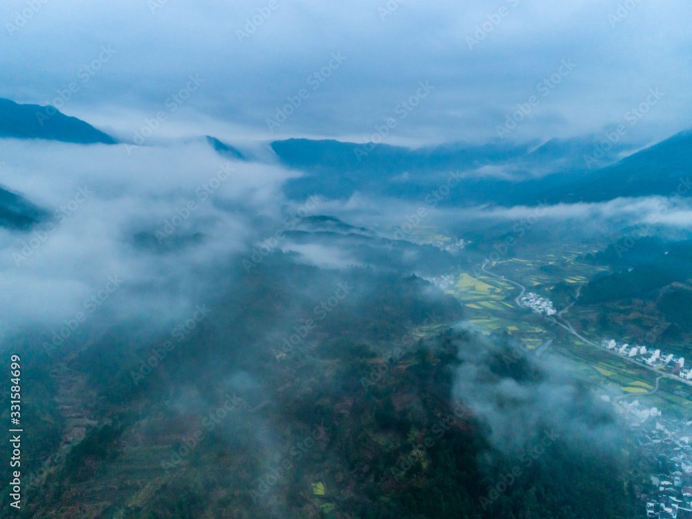Obraz premium Sea of clouds on high mountain。
