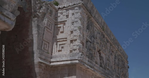 traveling en plano cerrado de muros de uxmal