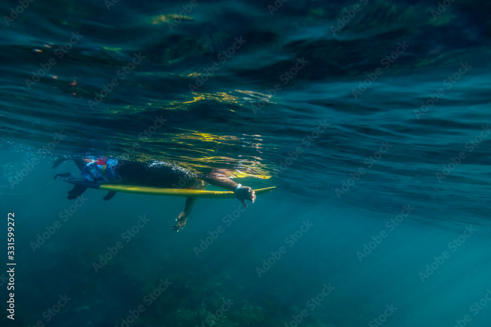 Obraz premium Underwater view of male surfer