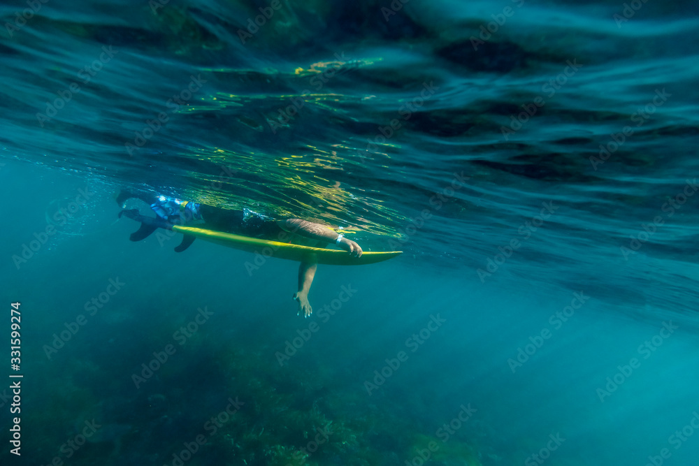 Obraz premium Under water view of surfer