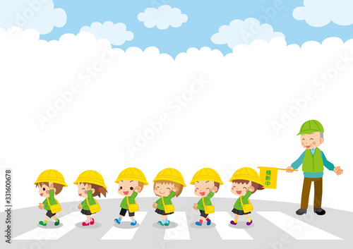 交通誘導をする緑のおじさんと横断歩道を渡る可愛い小学生の子どもたち © ぽこたぽこ