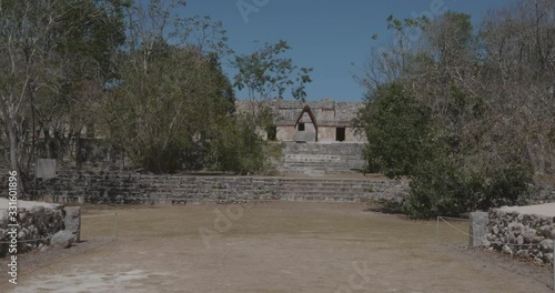llendo hacia la puerta de uxmal
