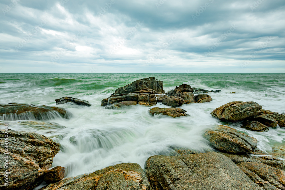 Obraz premium Seascape on a rocky coastline. 
