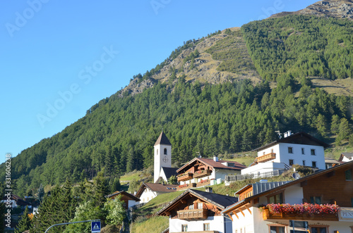 Wallpaper Mural 南チロルの村　クローン・ヴェノスタ（イタリア　トレンティーノ＝アルト・アディジェ州／南チロル州） Torontodigital.ca