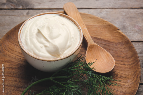 Foto Bowl of tasty sour cream on table