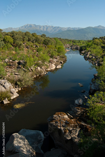 Río Tiétar y sierra de Gredos en el entorno del pantano de Rosarito.