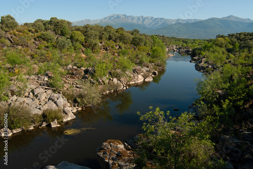 Río Tiétar y sierra de Gredos en el entorno del pantano de Rosarito. © Orion76