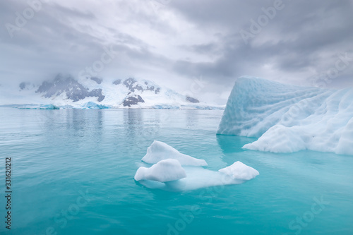 Fotografie, Obraz iceberg in antarctica south pole sea