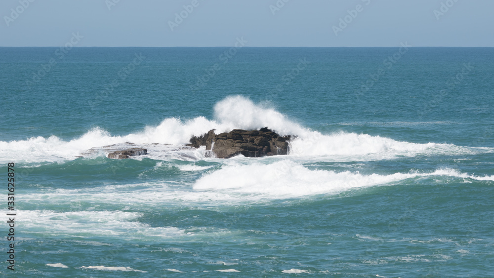 Vague se brisant sur un rocher Vague se brisant sur un rocher