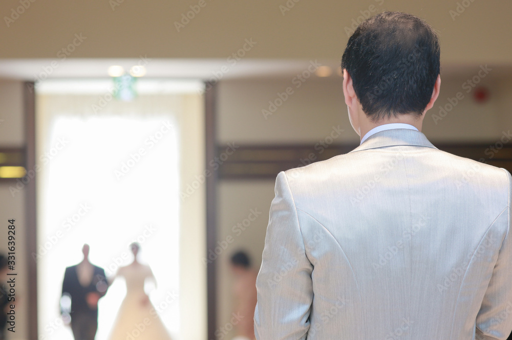 結婚式で新婦を迎える新郎 結婚式で新婦を迎える新郎