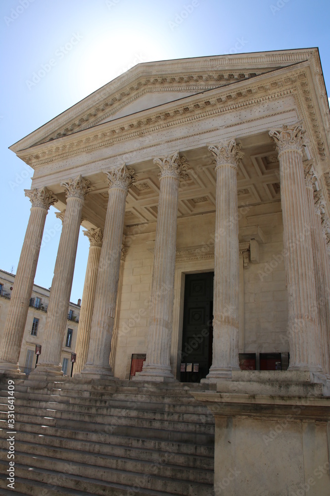 Naklejka premium Antiker Tempel im südfranzösischen Avignon