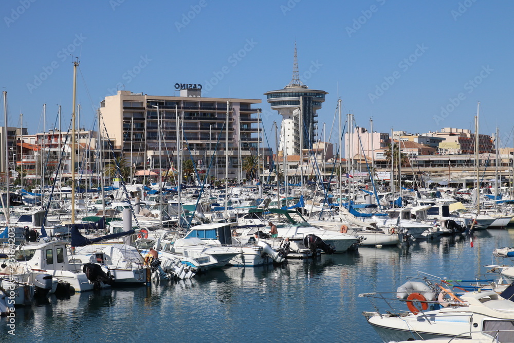 Hafen am Mittelmeer mit Booten in Südfrankreich