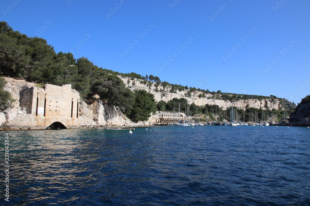 Bootsfahrt bei den Calanques an der Küsten- und Hafenstadt Cassis am Mittelmeer bei Marseille in Südfrankreich