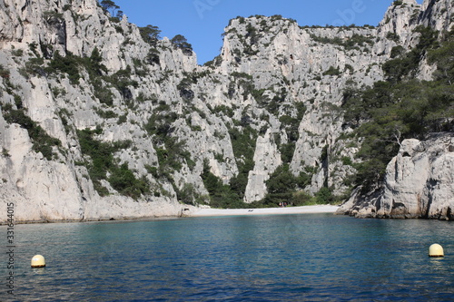 Naturlandschaft Calanques bei der Küsten- und Hafenstadt Cassis am Mittelmeer bei Marseille in Südfrankreich