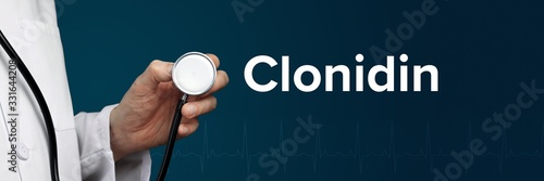 Clonidin. Arzt im Kittel hält Stethoskop. Das Wort Clonidin steht daneben. Symbol für Medizin, Krankheit, Gesundheit photo