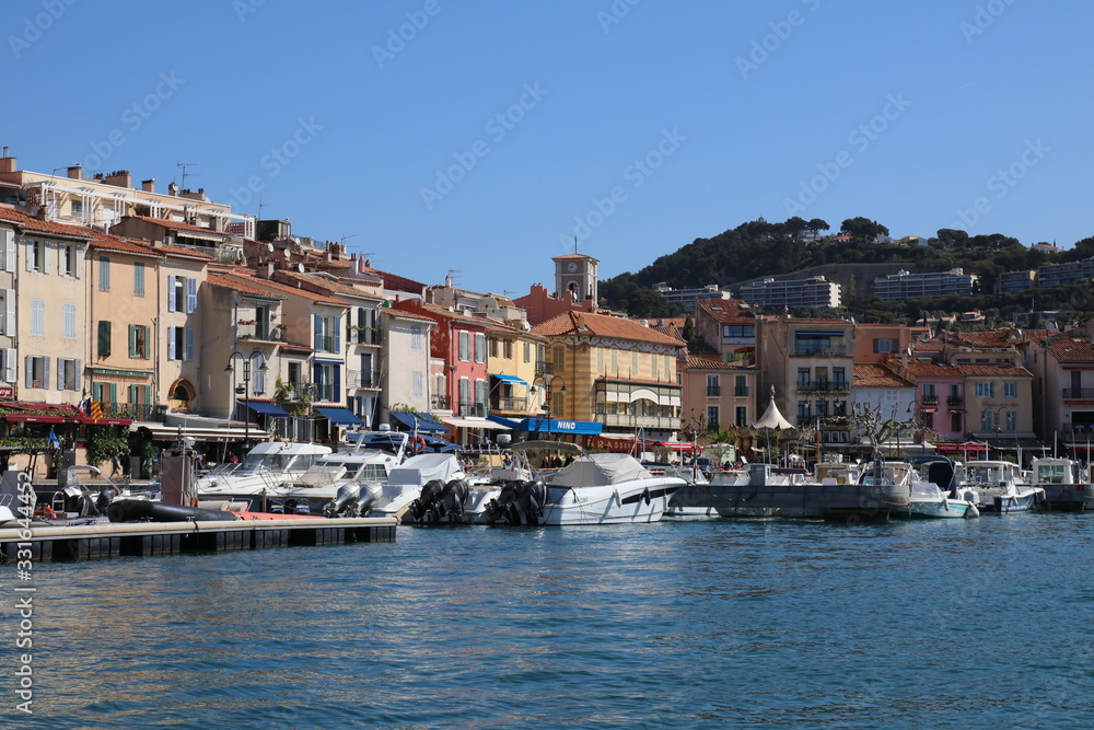 Küsten- und Hafenstadt Cassis am Mittelmeer bei Marseille in Südfrankreich
