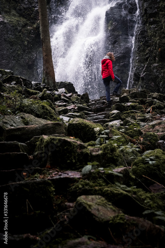 Wallpaper Mural Weitwinkel frau vor Wasserfall klettert auf Felsen Torontodigital.ca