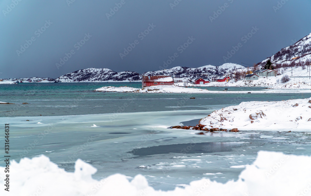 Obraz premium Frozen waters in Sommaroya Island in Northern Norway