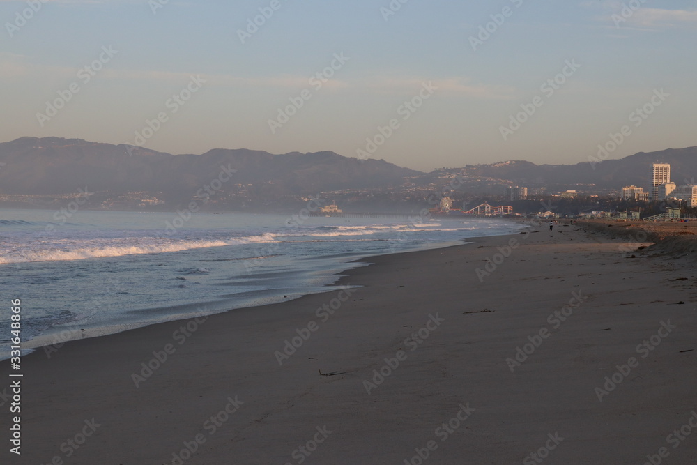 Szenen am Santa Monica Beach in Los Angeles mit Morgenstimmung