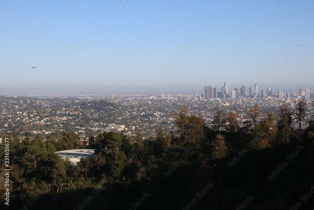 Skyline von Los Angeles von den Hollywood Hills aus gesehen bei Tag