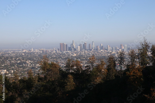 Skyline von Los Angeles von den Hollywood Hills aus gesehen bei Tag