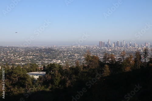 Skyline von Los Angeles von den Hollywood Hills aus gesehen bei Tag