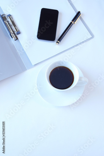 白いビジネスイメージ（コーヒーとファイルとスマホ）