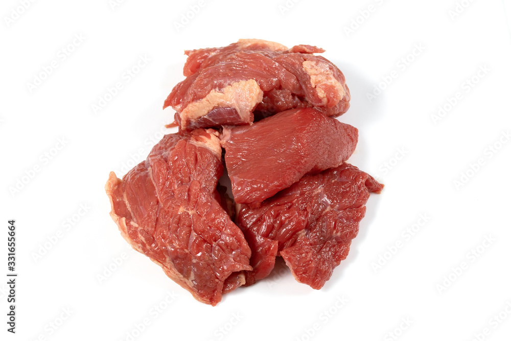 morceaux de boeuf à bourguignon sur un fond blanc morceaux de boeuf à bourguignon sur un fond blanc