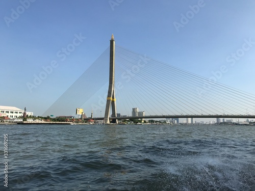 タイのチャオプラヤ川に架かるラマ8世橋