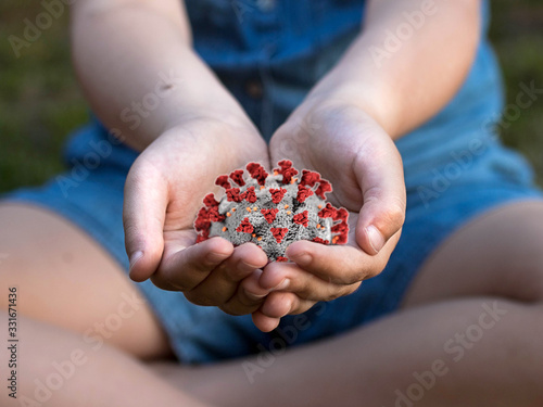 Φωτογραφία coronavirus passing in child hands pandemic