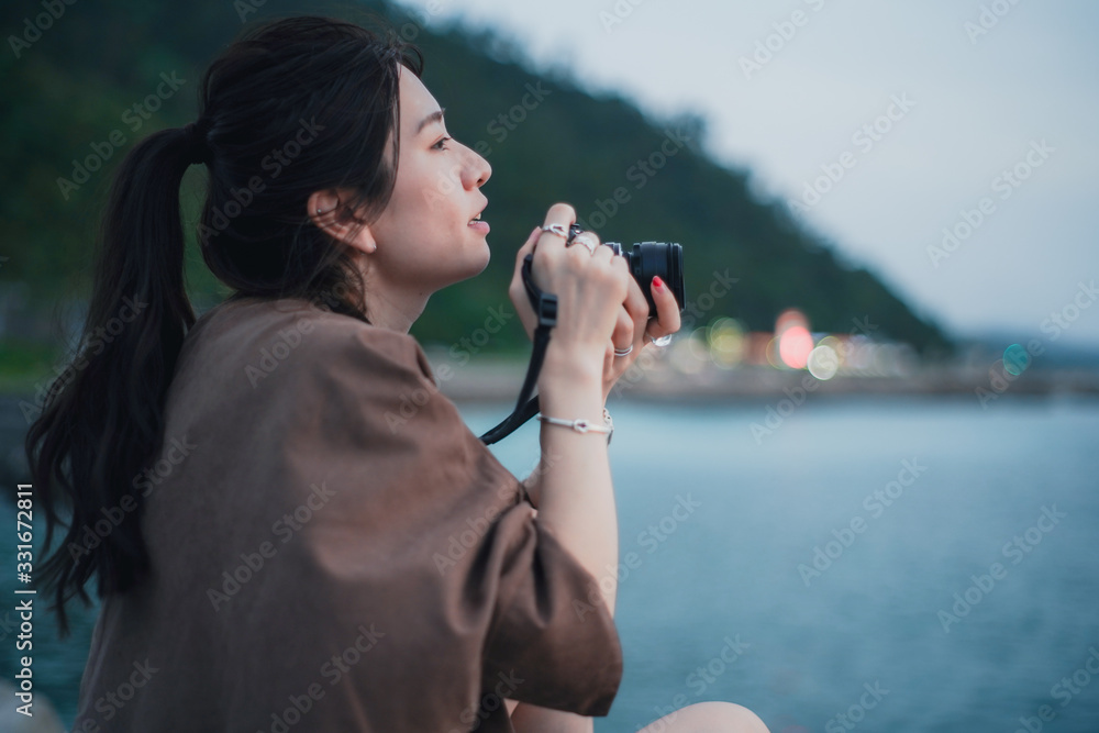 カメラを構える女性 스톡 사진 Adobe Stock