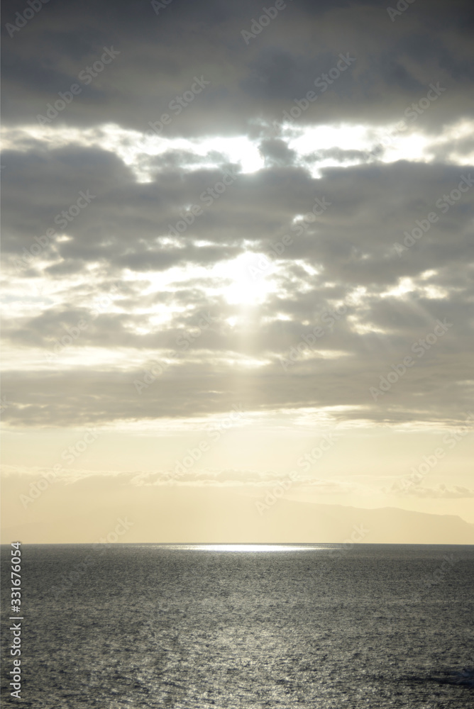 Rayos de sol sobre el mar