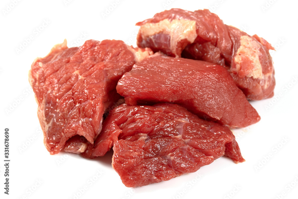 morceaux de boeuf à bourguignon sur un fond blanc morceaux de boeuf à bourguignon sur un fond blanc