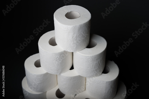 Stos białego papieru toaletowego 
