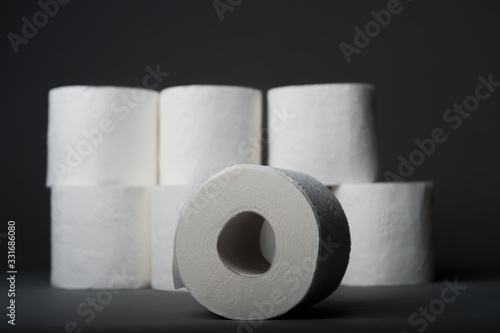 Stos białego papieru toaletowego 
