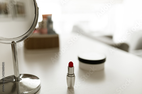 makijaż, czerwona szminka, lusterka, francuski makijaż. kobieta