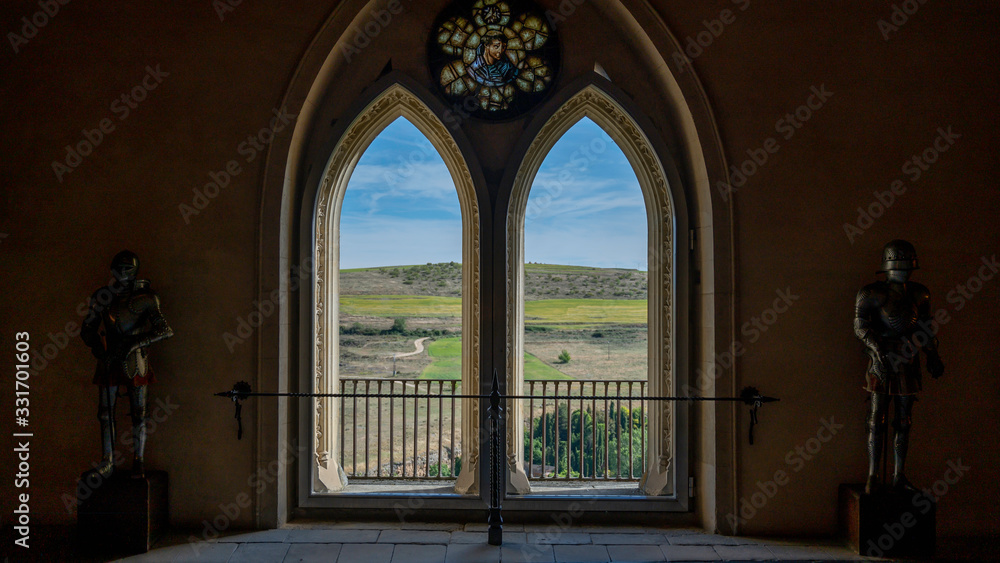 Bogenfenster mit Landschaft
