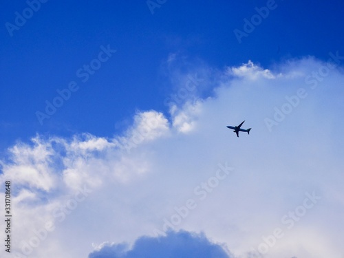 青空と白い雲と飛行機