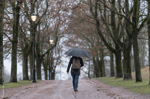 Hombre con paraguas en el parque
