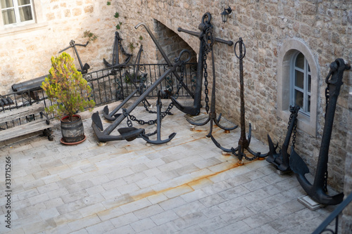 Photographie Courtyard with iron anchors of different sizes and shapes
