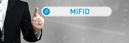 MiFID. Mann im Anzug zeigt mit dem Finger auf ein Suchfeld. Das Wort MiFID steht in der Suche. Symbol für Business, Finanzen, Statistik, Analyse, Wirtschaft