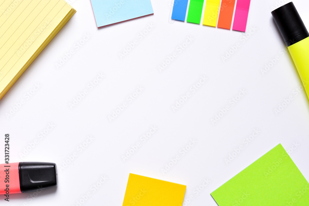 Frame of a desk with post its and a markers on white background foto de  Stock | Adobe Stock
