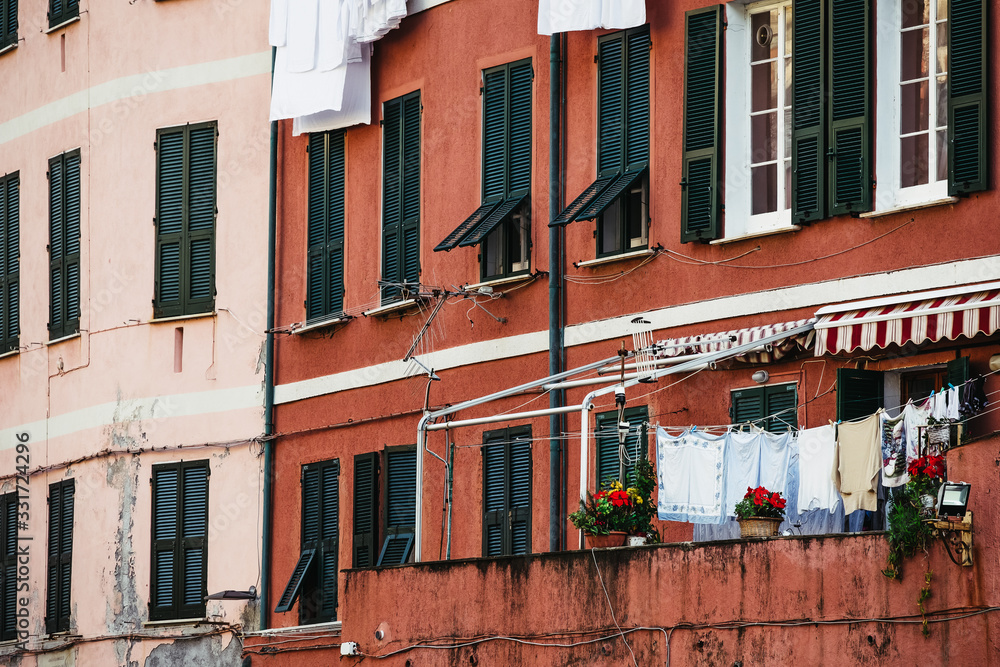 Ruelle de Manarola avec maisons aux façades colorées, village typique des Cinque Terre, Italie