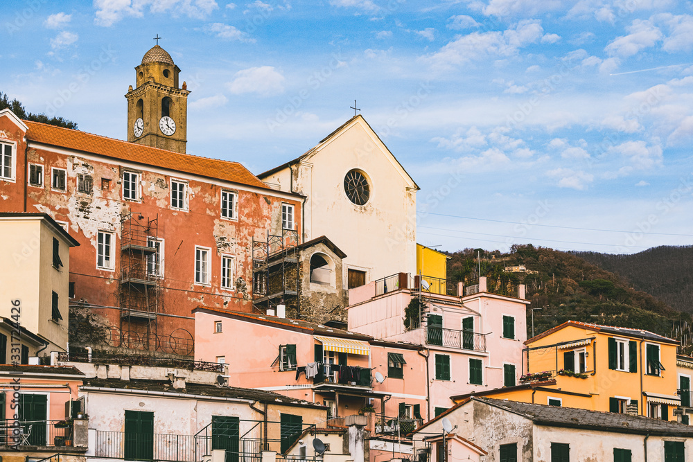Village de Manarola avec des maisons aux façades colorées, village typique des Cinque Terre, Italie