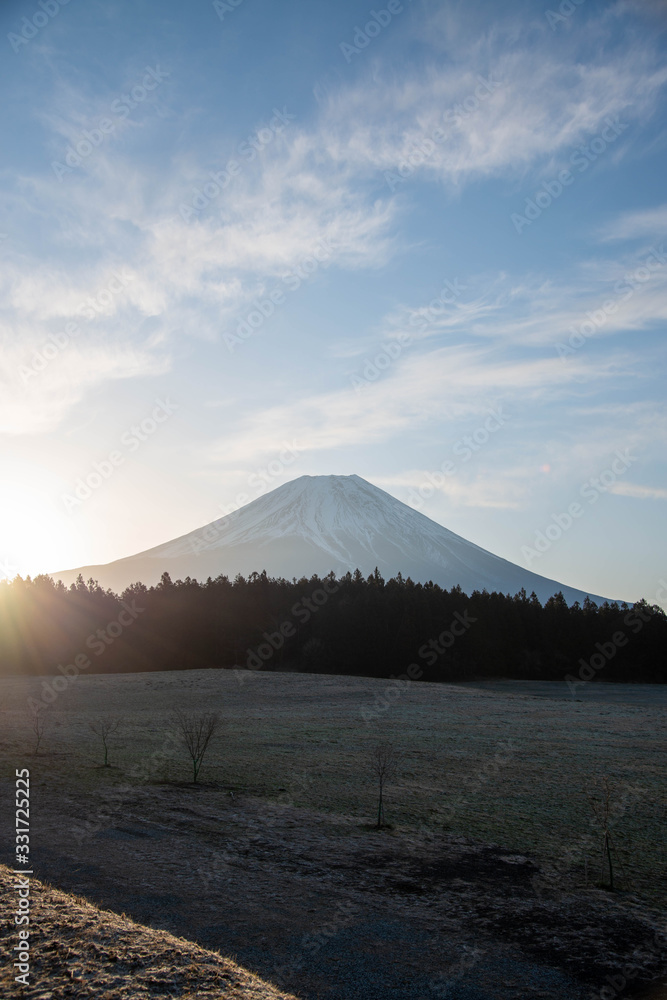 富士山と日の出　晴れ空