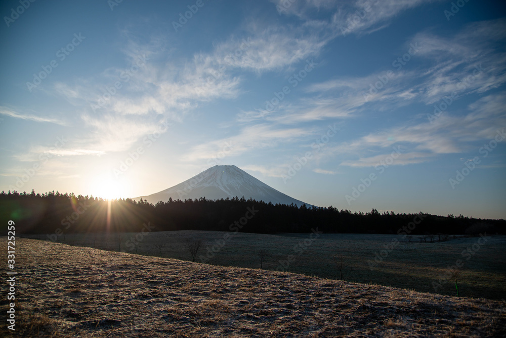 富士山と日の出　晴れ空